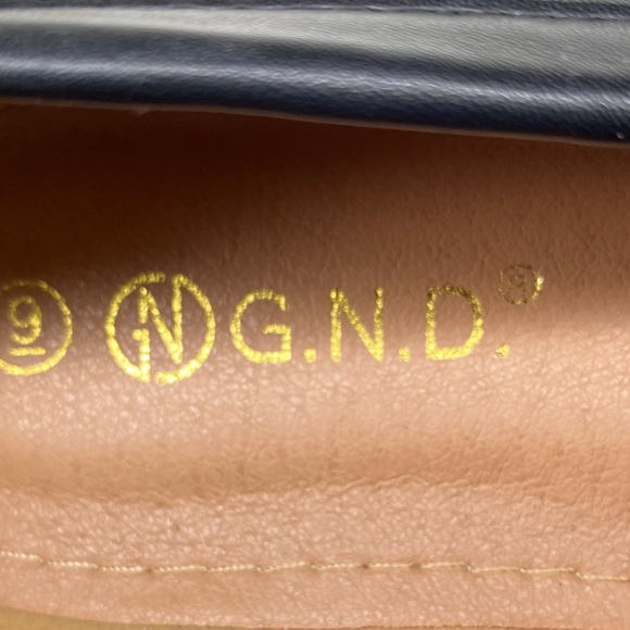 Elegant Black Loafers with Gold Accents - Picture 10 of 11